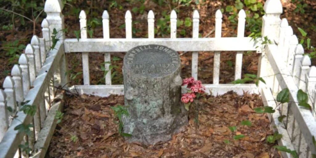 Hobo Shoestring’s grave at Woodbine cemetery with memorial stone