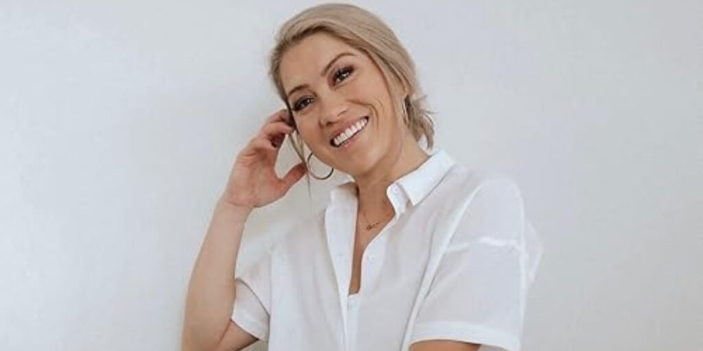 Mandie Kaii smiling, fitness influencer and lifestyle entrepreneur, posing for Instagram photo