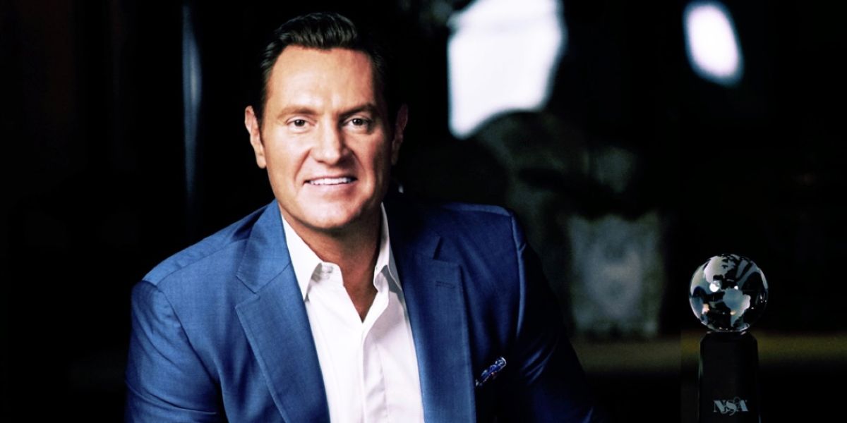 “Darren Hardy, motivational speaker and author, inspiring readers through his life and teachings”